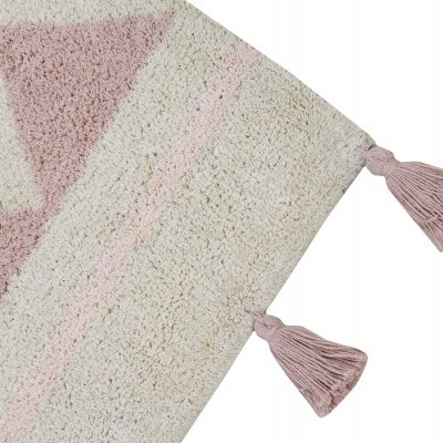 Pormenor de tapete macio com padrão geométrico e franjas cor-de-rosa