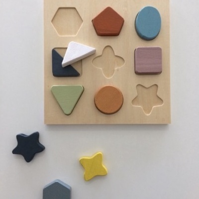 Quebra-cabeças de madeira com peças coloridas em formas variadas