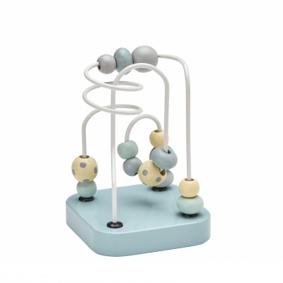 Brinquedo de contas de madeira azul e branco em base azul clara