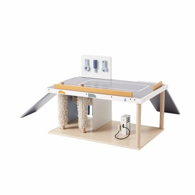 Estrutura para gato em madeira clara com plataformas, arranhadores em sisal e tobogã