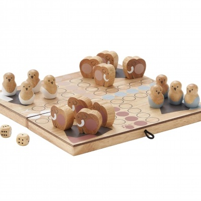 Jogo de tabuleiro de madeira com peças de animais e dados