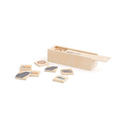 Peças de madeira com desenhos de veículos e sinais e caixa retangular de madeira