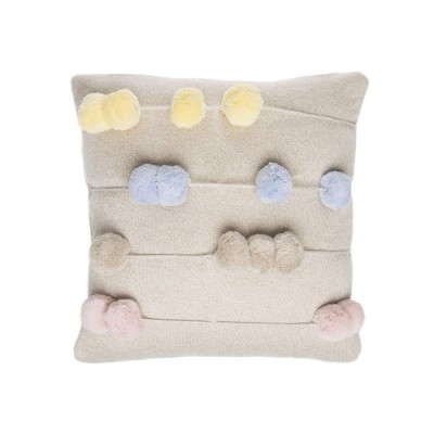 Almofada beige com pompons coloridos sobre fundo branco