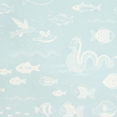 Pano azul claro com desenhos brancos de peixes e cavalo-marinho