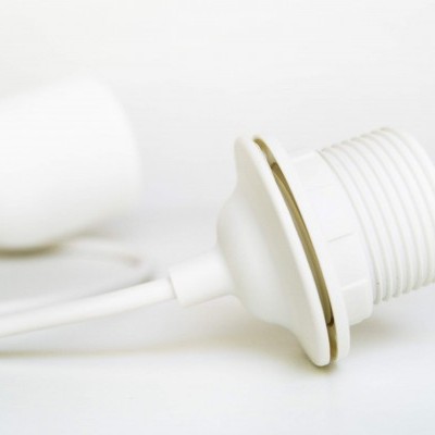 Cabo de alimentação com conector roscado branco sobre superfície branca