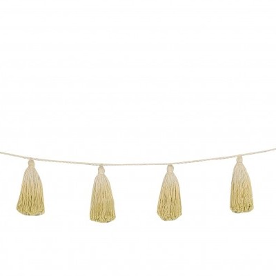 Guirlanda decorativa com franjas bege pendurada