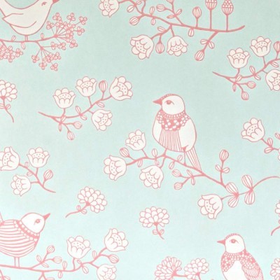Papel de parede azul claro com padrão de pássaros e flores cor de rosa.