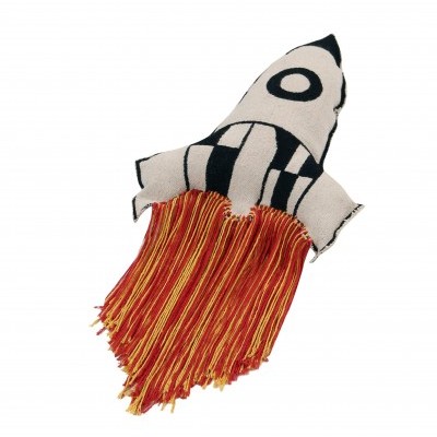 Brinquedo de tecido em forma de foguetão com franjas vermelhas e amarelas.