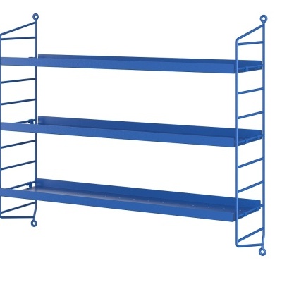 Estante de parede azul com três prateleiras planas e estrutura lateral em barras