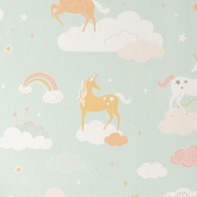 Papel de parede com padrão de unicórnios, nuvens, estrelas e arco-íris em tons pastel.