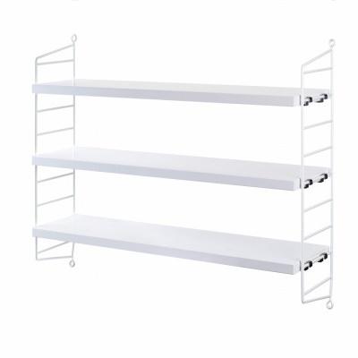 Estante branca de três prateleiras suspensa na parede