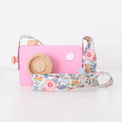 Câmara de brincar cor-de-rosa com lente em madeira clara e fita floral