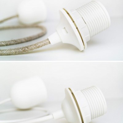 Soquetes de lâmpadas brancos com cabos diferentes em fundo branco