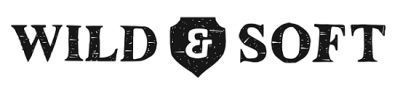 Logo preto com texto WILD & SOFT em estilo vintage com símbolo & dentro de escudo