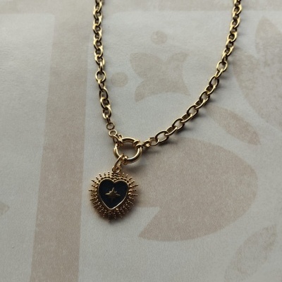 Colar dourado com pendente em forma de coração preto com detalhes dourados