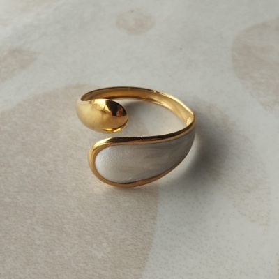 Anel dourado aberto com detalhe cinzento oval