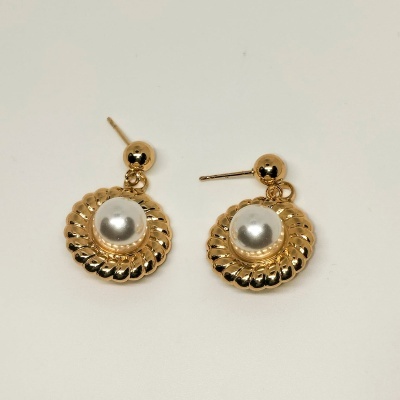 Brincos dourados com pérolas grandes em fundo branco.