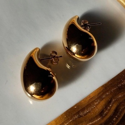 Par de brincos dourados em forma de gota com acabamento espelhado