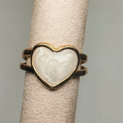 Anel dourado com coração branco perolado