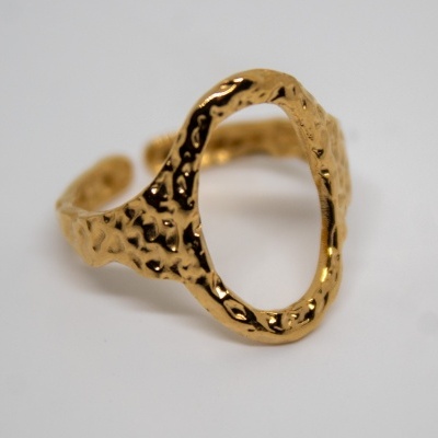 Anel dourado com textura martelada e formato aberto