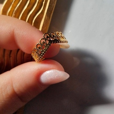 Anel dourado com design rendado em forma de coroa