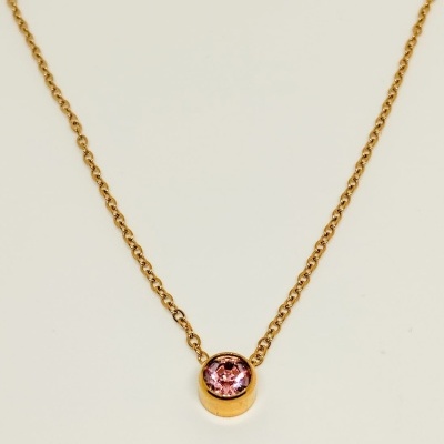 Colar dourado com pendente redondo e pedra rosa