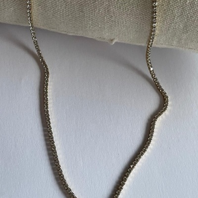 Colar riviere com pedras brilhantes em metal prateado