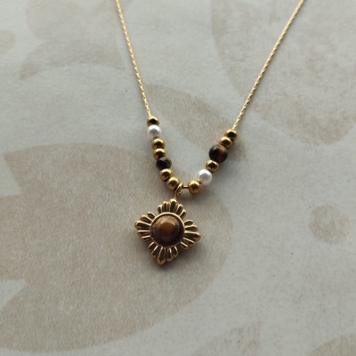 Colar dourado com contas e pendente quadrado com pedra castanha