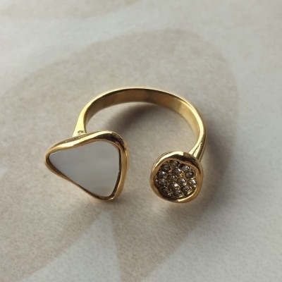 Anel dourado aberto com pedra branca triangular e cristais redondos