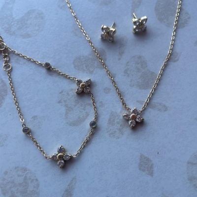 Conjunto bijuteria colar, pulseira e brincos metal dourado com cristais transparentes floral