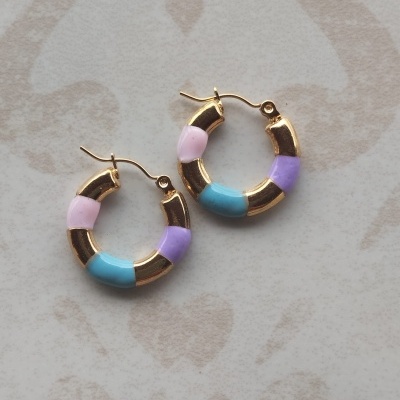 Brincos argola dourados com segmentos coloridos rosa, azul e lilás