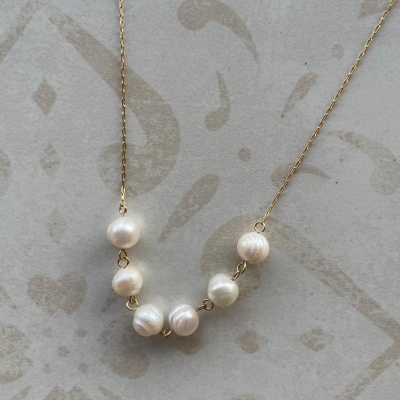 Colar dourado com pérolas naturais irregulares