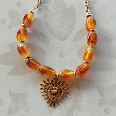 Colar com contas castanho-douradas e pendente coração dourado