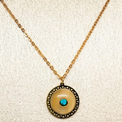 Colar dourado com pendente redondo bege e pedra azul