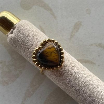 Anel dourado com pedra coração castanha e suporte de veludo bege