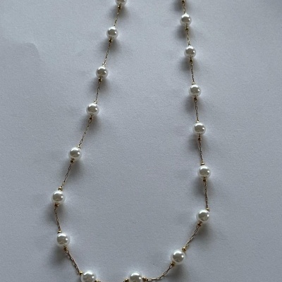 Colar com pérolas brancas e corrente dourada