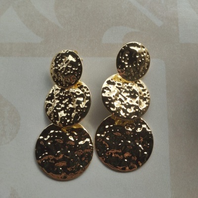 Brincos dourados com três discos martelados de diferentes tamanhos