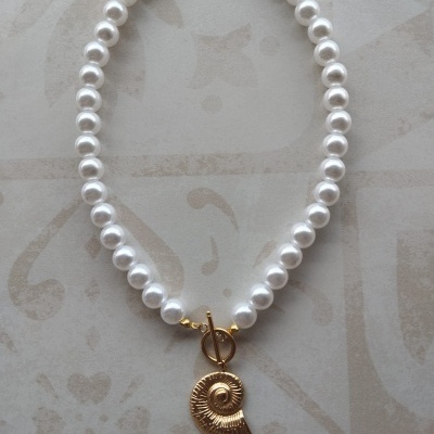 Colar de pérolas brancas com pendente dourado em forma de concha