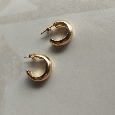 Par de brincos dourados tipo argola pequena