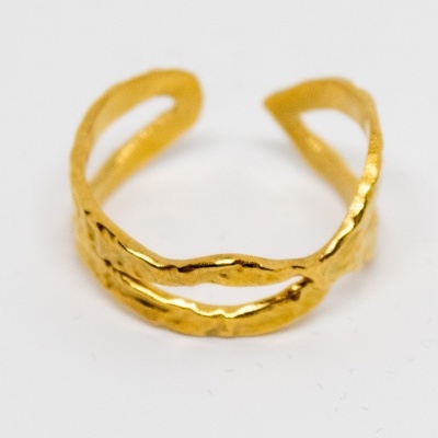 Anel aberto dourado com textura irregular em fundo branco