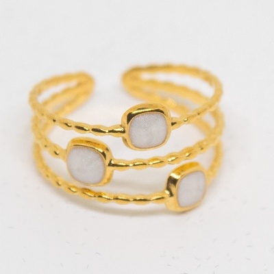 Anel dourado com pedras quadradas brancas
