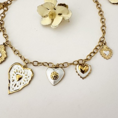 Colar dourado com pendentes de corações e flor