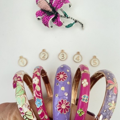 Pulseiras florais coloridas numeradas e broche flor rosa