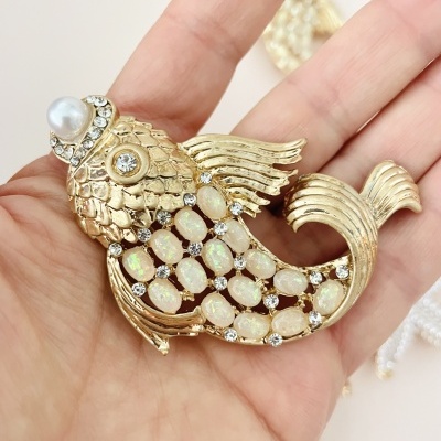 Broche dourado com pedras opala e pérola em forma de peixe