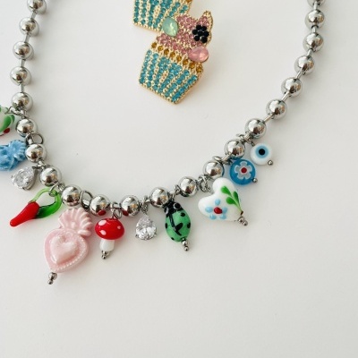 Colar com contas prateadas e pendentes coloridos variados mais brincos de cupcake coloridos