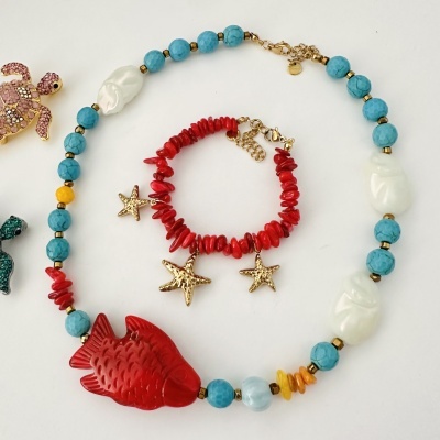 Colar e pulseira coloridos com contas e acessórios marinhos