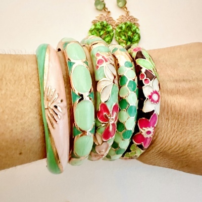 Conjunto de pulseiras coloridas com padrões florais e geométricos no pulso.