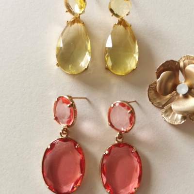 Dois pares de brincos pendentes em amarelo e rosa com pedras facetadas e engates dourados