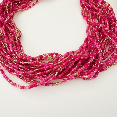 Colar multi-fios com contas rosas e douradas.