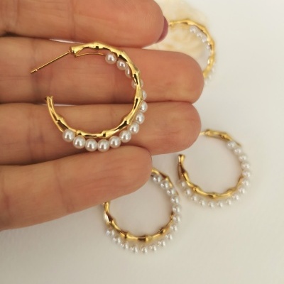 Brincos de argola dourados com pérolas brancas pequenas